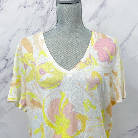 Ted Baker London | Ciana V-Neck Floral Linen/Cotton Blend T-Shirt | US 8 (S/M) - Picture 7 of 11